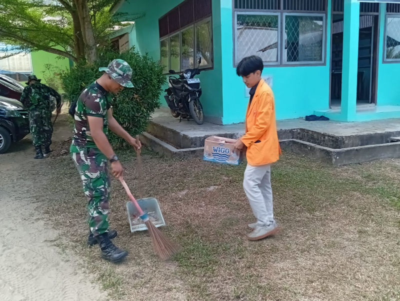 Gotong-Royong, Satgas Kodim 0415/Jambi Bersama Mahasiswa KKN UIN Bersihkan Lingkungan Kantor Desa Sukamaju