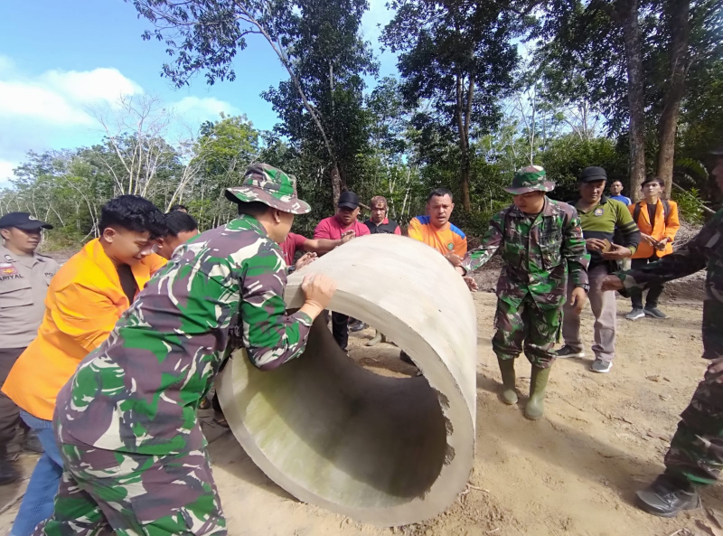 Kompak TNI Polri Bersama Warga di Titik Sasaran Pindahkan Gorong-Gorong di Titik Sasaran TMMD 121 Kodim 0415/Jambi