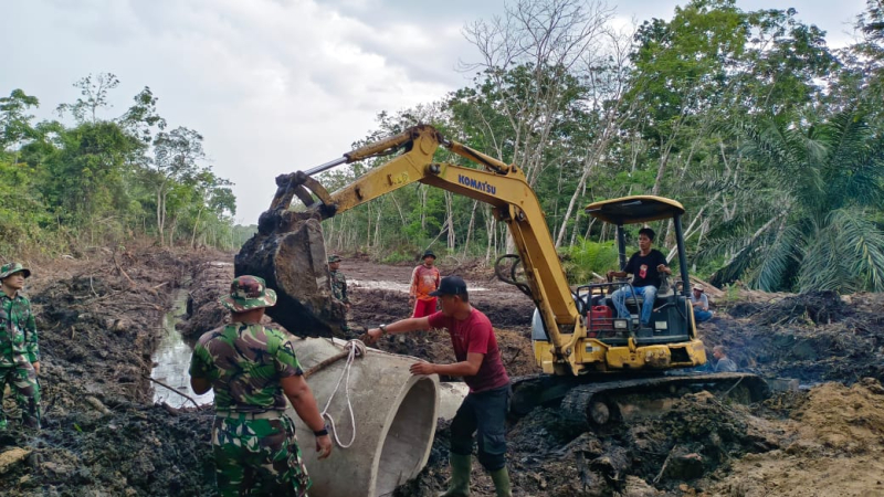 Gunakan Alat Berat, Satgas Kodim 0415/Jambi Pasang Gorong-Gorong  di Pembukaan Jalan TMMD 121