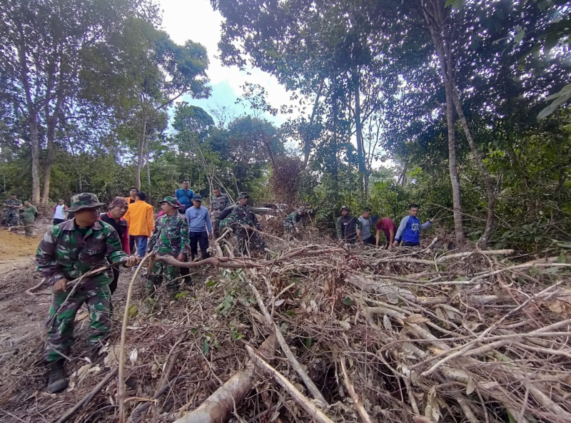 Bersama Warga, Satgas Kodim 0415/Jambi Bersihkan Jalan yang di Buka TMMD 121