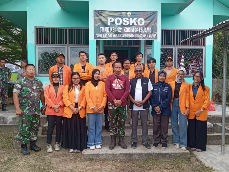 Miliki Visi Yang Sama, Mahasiswa Unja Bantu Satgas TMMD 121 Kodim 0415/Jambi Bangun Infrastruktur di Desa Suka Maju