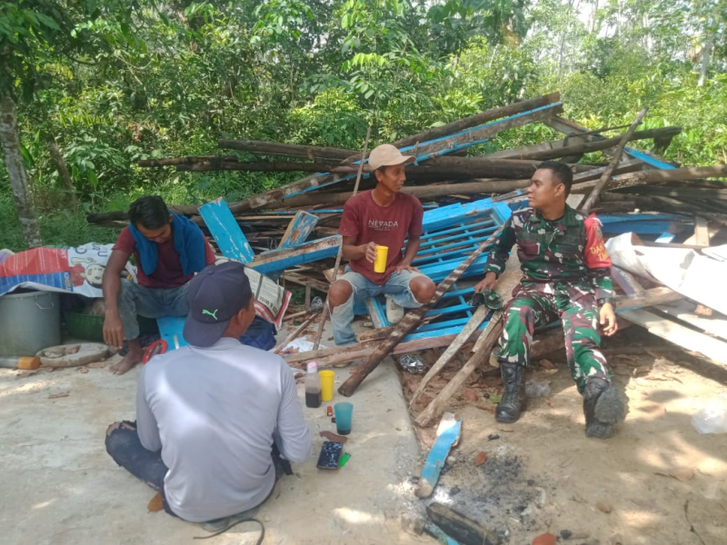 Suasana Akrab, Disela Istirahat Siang Satgas Kodim Jambi Bersama Warga di Titik Sasaran