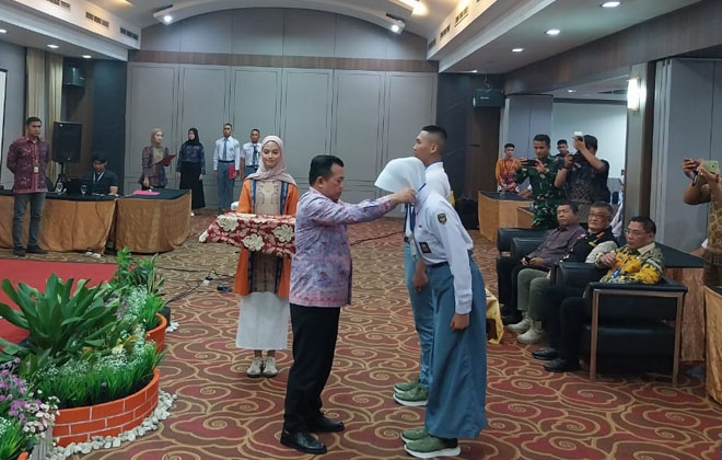 Gubernur Al Haris memasangkan tanda calon Paskibraka menandakan dimulainya pemusatan latihan tingkat provinsi Jambi.