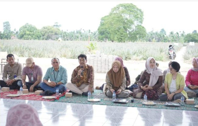 Kegiatan rapat pengembangan UMKM nanas Desa Tangkit.