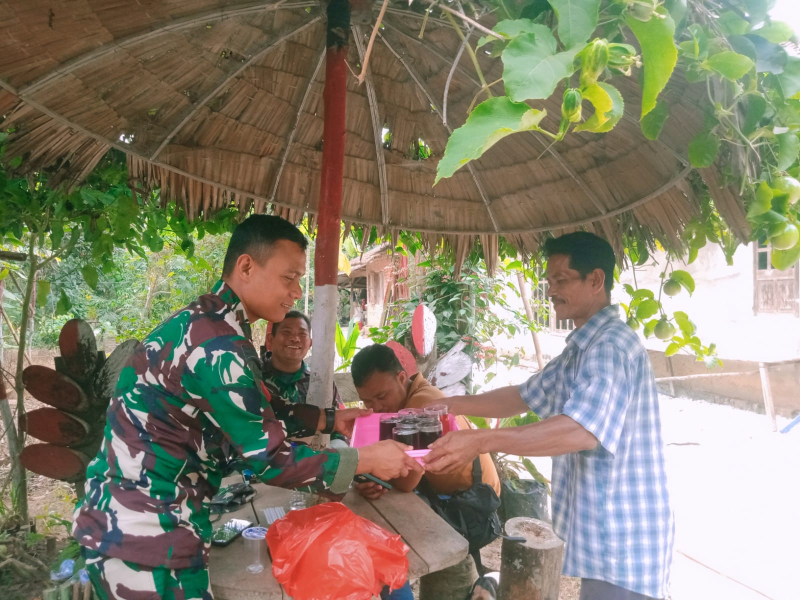 Merasa Sangat Terbantu, Masyarakat Ucapakan Terimakasih dan Berikan Makanan Untuk Tim Satgas TMMD ke 121 Kodim 0415/Jambi