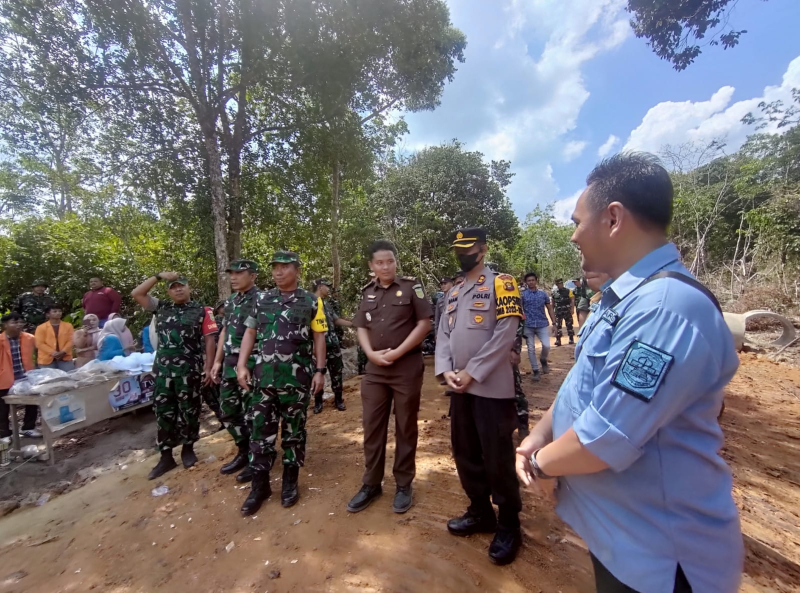 Tinjau Sasaran Fisik, Mayjen TNI Johanis Payung Berikan Semangat ke Satgas TMMD ke 121 Kodim 0415/Jambi