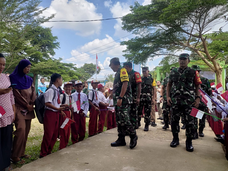 Keceriaan Anak Anak Sambut Ketua Tim Wasev Mayjen TNI Johanis Payung di Lokasi TMMD ke 121 Kodim 0415/Jambi