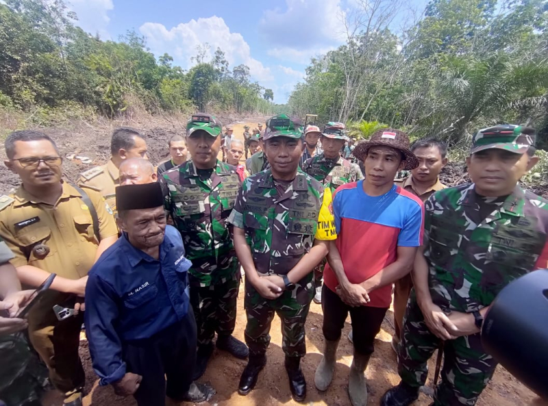 Selain Tinjau Program TMMD di Desa Sukamaju, Tim Wasev Mabes TNI Juga Bagikan Sembako dan Sarana Olahraga 