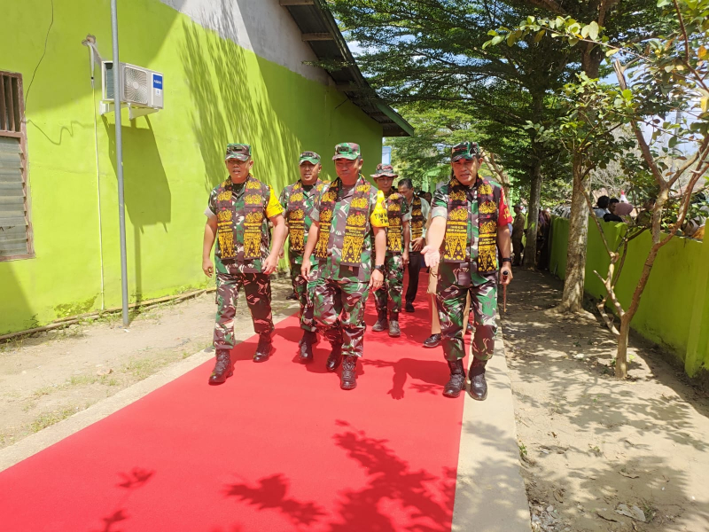 Tiba di Lokasi TMMD, Tum Wasev Mabes TNI Disambut dengan Tari dan Penaburan Beras Kunyit