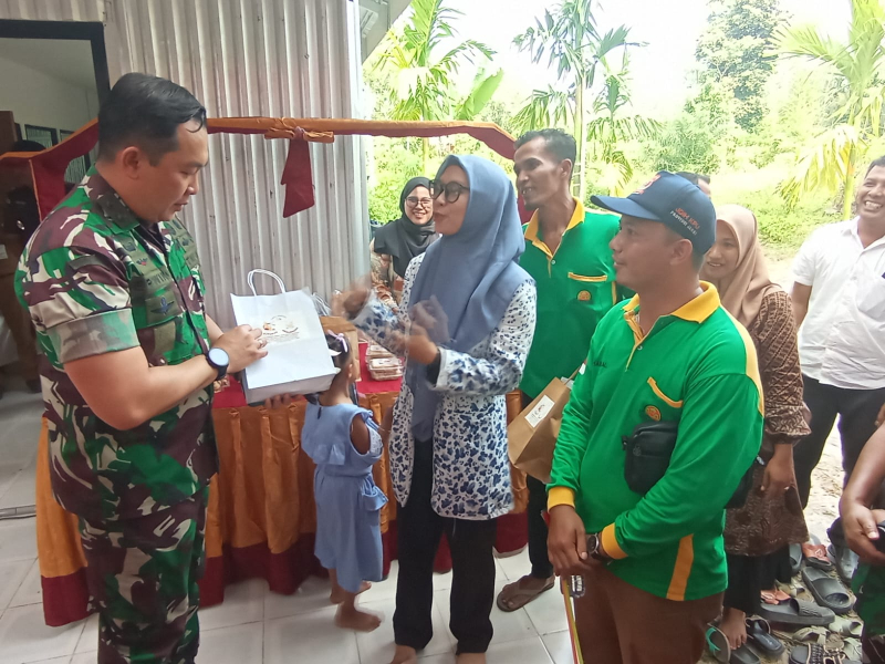 Tinjau Program TMMD ke 121 Kodim 0415/Jambi, Ketua Tim Wasev Dihadiakan Cinderamata Dari Kelompok UMKM di Desa Suka Maju