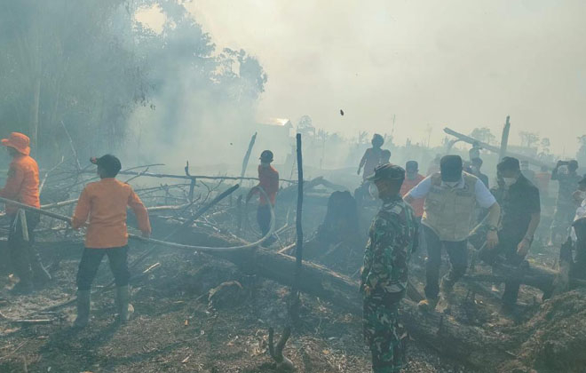 Petugas BPBD Kabupaten Tebo saat melakukan pemadaman api di satu titi panas (Hotspot) yang ada di Kabupaten Tebo.