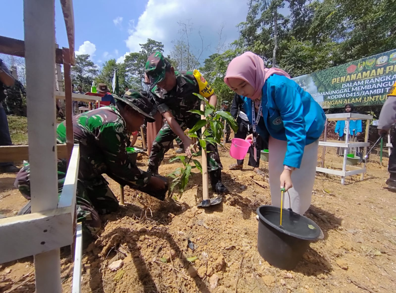 Jaga Keseimbangan Alam, Tim Wasev Tanam 500 Pohon di Lokasi TMMD ke 121 di Desa Suka Maju