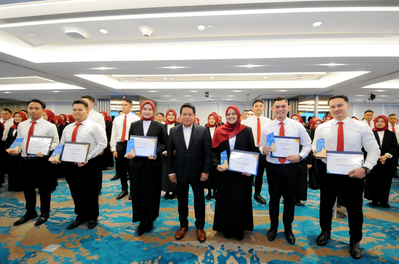 Direktur Utama BSI Hery Gunardi berfoto bersama dengan 151 Officer Development Program (ODP) terpilih yang bersaing ketat dengan lebih dari 13 ribu peserta seleksi periode sejak 2023