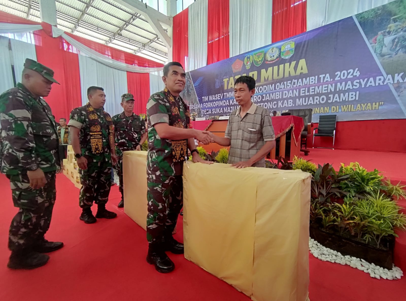 Bentuk Tali Asih Dari TNI Dalam Program TMMD Kodim Jambi,100 Paket Sembako dan Sarana Olahraga Di Salurkan ke Masyarakat