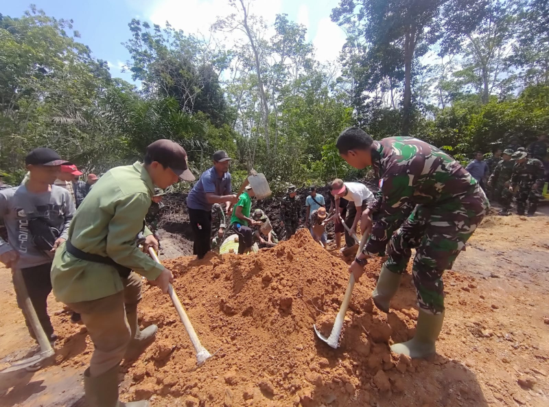 Satgas TMMD ke 121 Kodim 0415/Jambi Bersama Masyarakat Gotong Royong Timbun Jalan di Desa Suka Maju