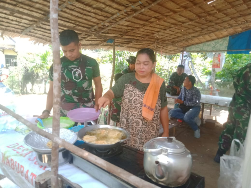 Siapkan Sarapan, Satgas TMMD 121 Kodim Jambi Bantu Orang Tua Asuh