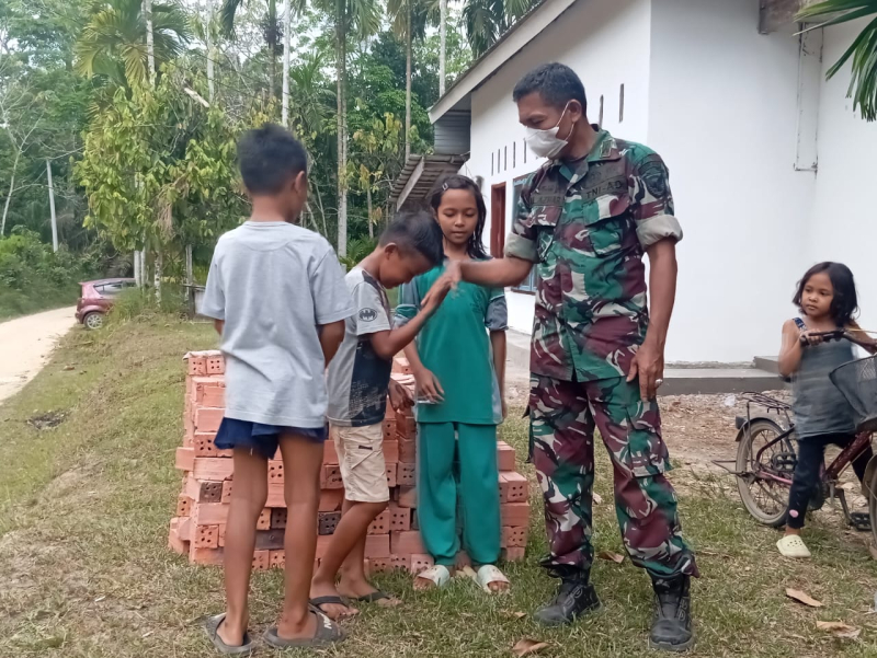 Momen Kedekatan Danramil 415-13/Mestong Bersama Anak-Anak di Lokasi TMMD ke 121 Kodim 0415/Jambi