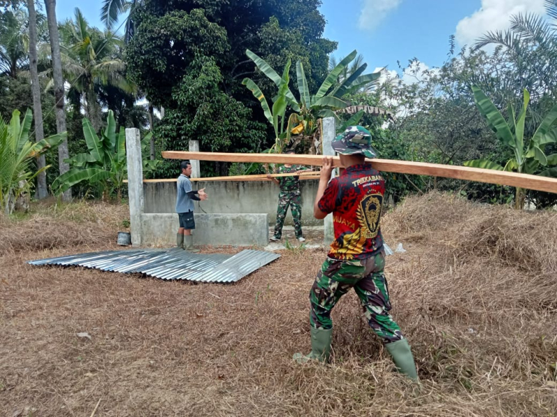 Jaga Keamanan Wilayah, Warga Bantu Satgas Kodim 0415/Jambi Bangun Poskamling 