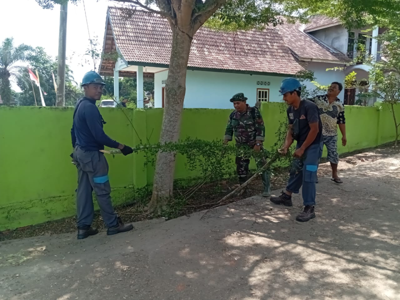 Gotong Royong bersama Warga, Satgas Laksanakan Pembersihan Kantor Desa Sukamaju