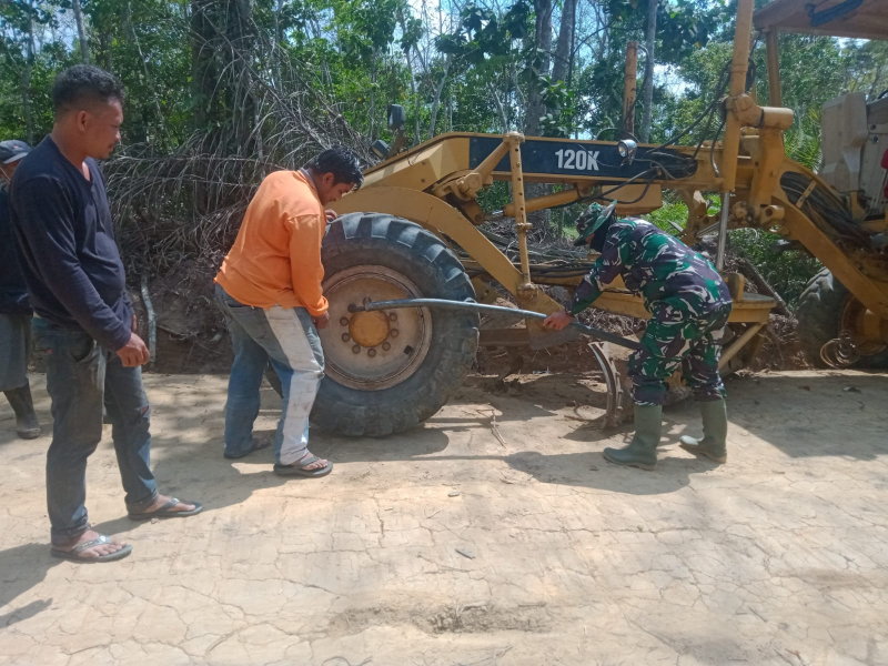 Satgas TMMD Bantu Perbaiki Alat Berat Untuk Pembangunan Jalan