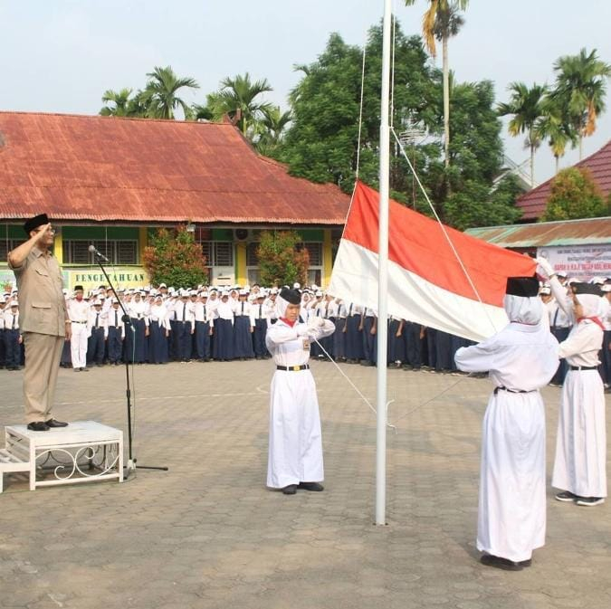 Ketua DPD Partai Gerindra Provinsi Jambi Dr. Ir. H. A.R. Sutan Adil Hendra, MM melakukan penghormatan kepada bendara merah putih ketika menjadi pembina upacara beberapa waktu lalu. 