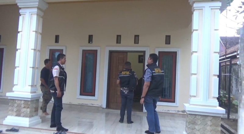 Tim Unit Tipikor Polres Muaro Jambi Jumat sore (9/8) mendatangi rumah pengurus Komite Olahraga Nasional Indonesia (KONI) Kabupaten Muaro Jambi.