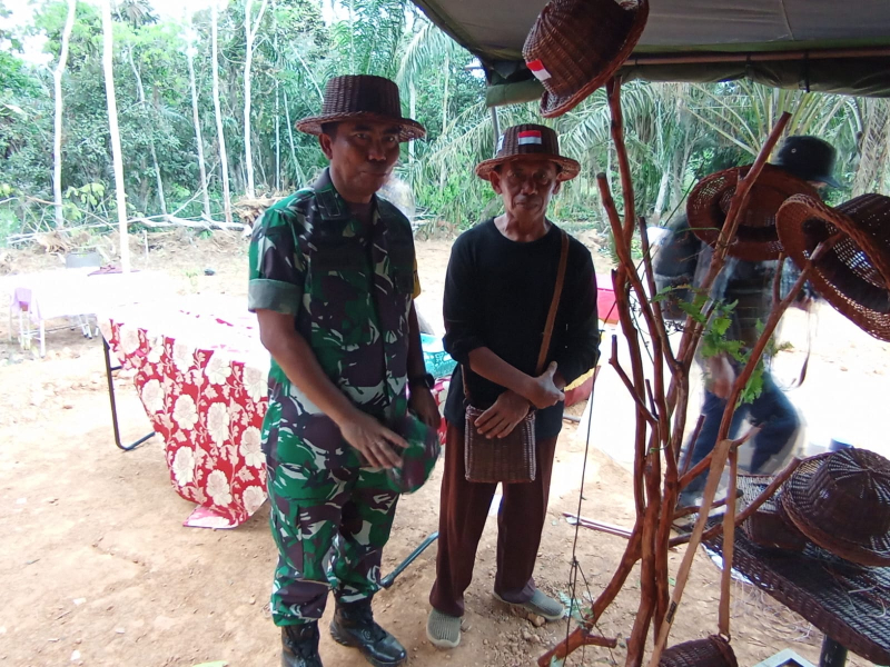 Masyarakat Desa Berikan  Cinderamata Kepada Ketua Tim Wasev Mayjen TNI Johanis Payung