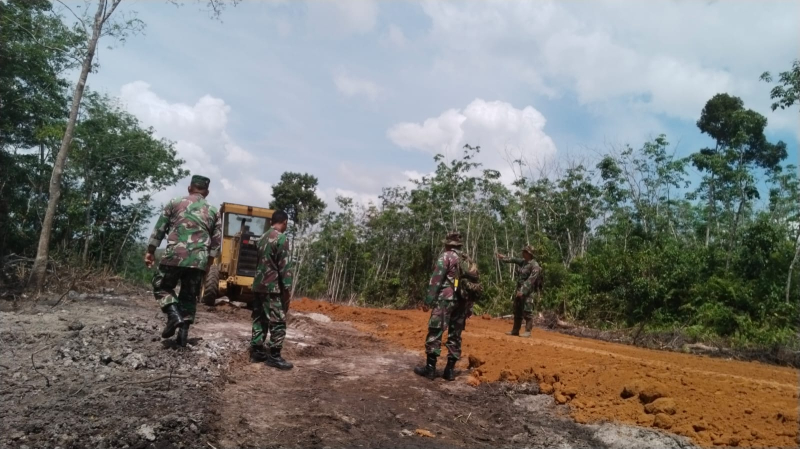 Gotong-Royong Satgas Percepat Penimbunan Tanah dalam Sasaran Fisik Pembukaan Jalan TMMD 121