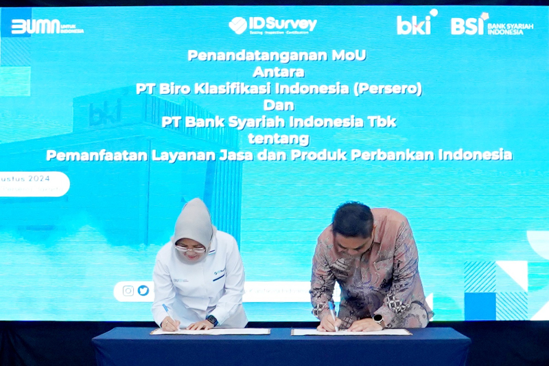 Direktur Keuangan, Administrasi dan Manajemen Risiko PT Biro Klasifikasi Indonesia (kiri) dan Direktur Sales & Distribution BSI Anton Sukarna (kanan) menandatangani MOU Pemanfaatan Layanan Jasa dan Produk Perbankan Indonesia