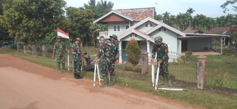 Sambut HUT RI ke 79 Satgas bersama Warga dan Mahasiswa Bersihkan Jalan dan Pasang Umbul-Umbul