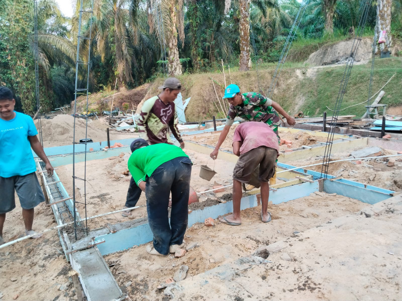 Satgas TMMD ke-121/Kodim 0415/Jambi bersama Masyarakat Gotong Royong Pasang Dinding Rumah Layak Huni