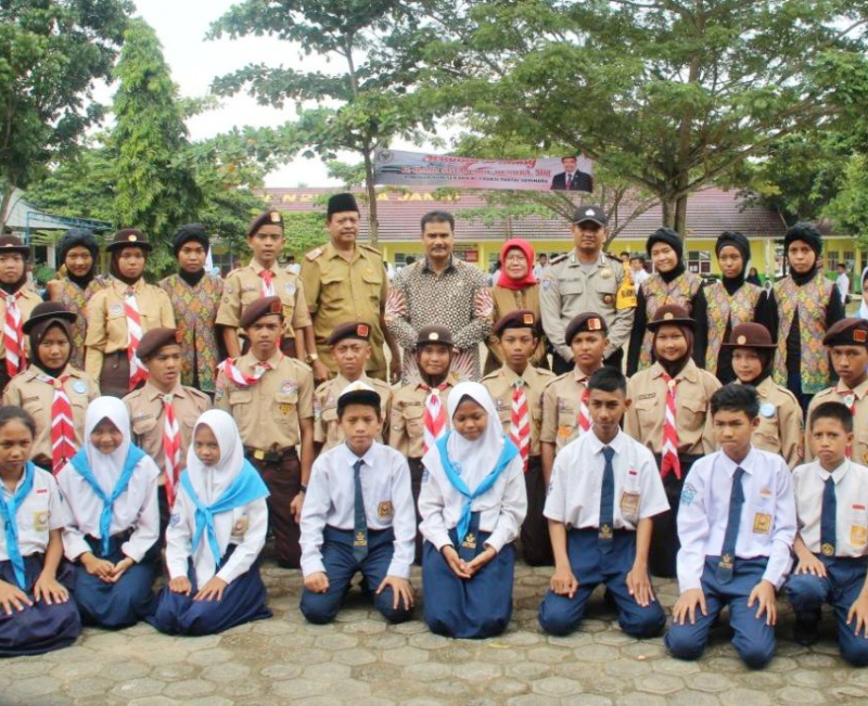 DPD Partai Gerindra Provinsi Jambi Dr. Ir. H. A.R. Sutan Adil Hendra, MM disambut sejumlah siswa dalam kunjungannya disalah satu sekolah di Provinsi Jambi beberapa waktu lalu.