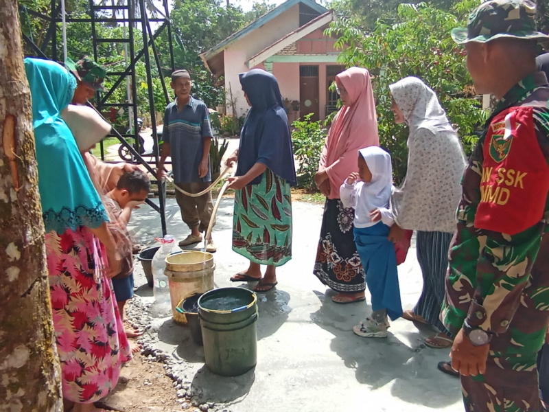 Kesulitan Air, Warga Rela Antre di Sumur Bor yang Dibangun Satgas TMMD ke-121 Kodim 0415/Jambi