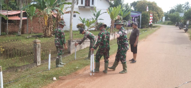 Tim TMMD Gotong Royong Buat Pagar dan Patok, Jelang HUT RI ke 79 Tahun