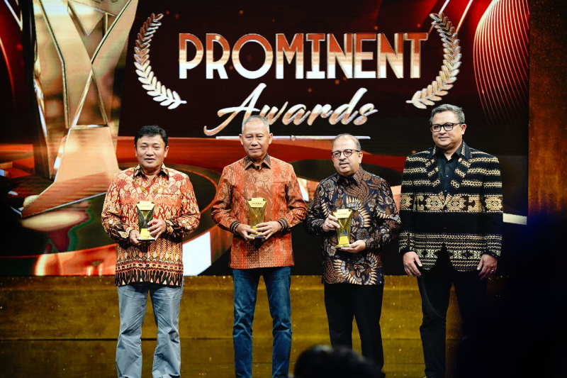 Wakil Direktur Utama BSI Bob Tyasika Ananta (kiri pertama) saat menerima apresiasi pada ajang Prominent Award 2024 di mana BSI memperoleh penghargaan kategori Best Number of Customers Sharia Bank in the World dan Excellent Business Performance with Beyond Sharia Banking Strategy di Grand Studio Metro TV