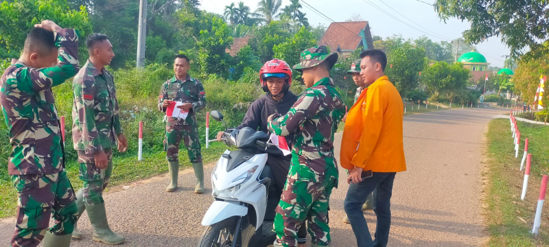 Peringati HUT RI ke 79 Satgas TMMD 121 Kodim 0415/Jambi Bersama Mahasiswa Bagikan Bendera Kepada Warga