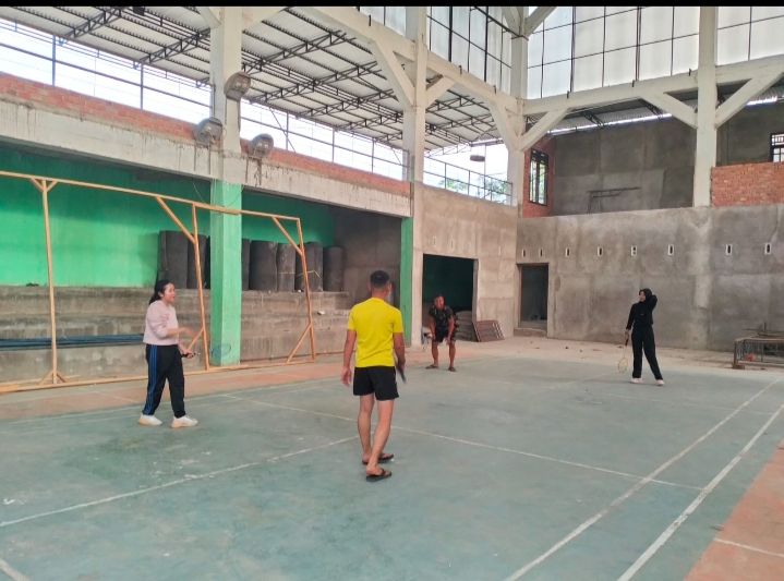 Disela Waktu Luang Satgas TMMD 121 Sempatkan Bermain Badminton Bersama Mahasiswa Di Titik Sasaran