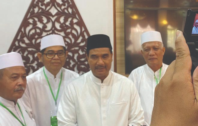 Anggota DPR RI Dr. Ir. H. A.R. Sutan Adil Hendra, MM menyampaikan keterangan persnya usai menghadiri sebuah acara belum lama ini.