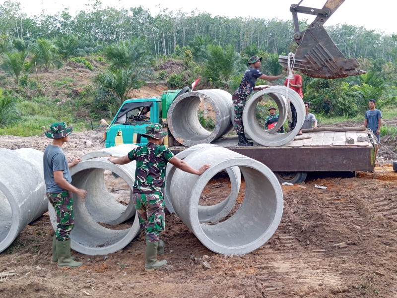 Kompak dan Akrabnya Satgas TMMD ke-121 Kodim 0415/Jambi Bersama Masyarakat saat Pindahkan Gorong-gorong