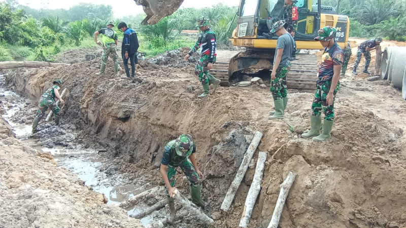 Satgas TMMD ke-121 Kodim 0415/Jambi Bersama Masyarakat Gotong Royong Pasang Gorong-gorong