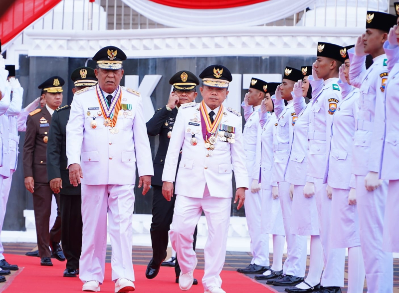 Hadiri Upacara Penurunan Bendera , Gubernur Tegaskan Bangun Bangsa Dengan Persatuan