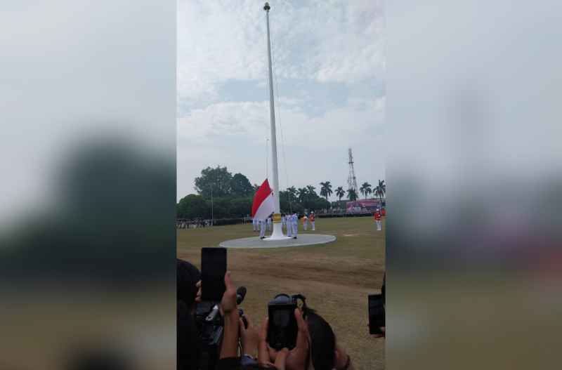 Pengibaran Bendera Merah Putih HUT RI ke-79 di Kantor Gubernur Jambi Berlangsung Lancar