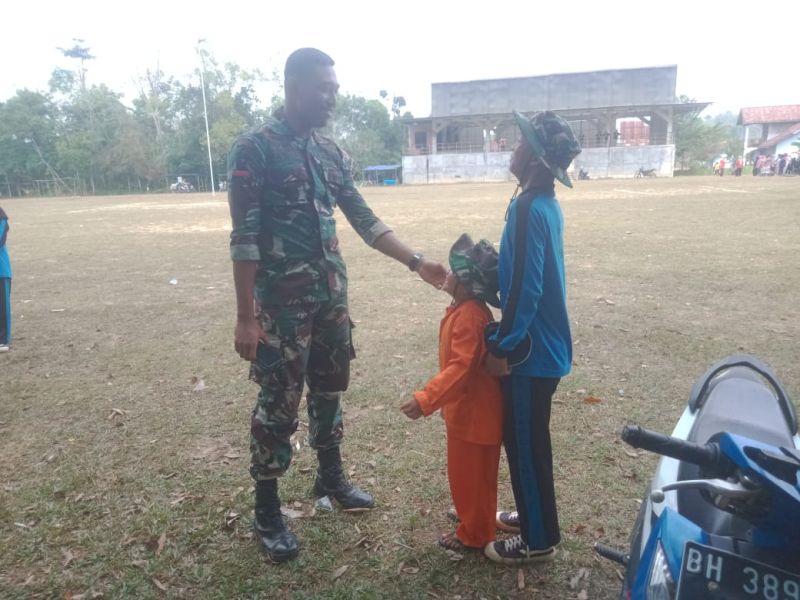 Topi Rimba Dari Satgas TMMD ke-121 Kodim 0415/Jambi Menjadikan Kenangan Untuk Anak Desa Sukamaju