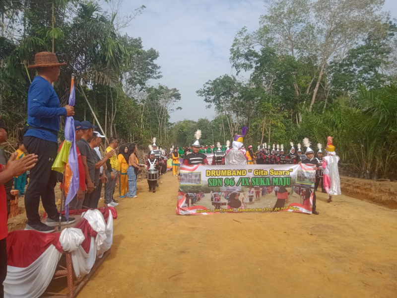 Dansatgas TMMD Kodim Jambi Lepas Ribuan Peserta Jalan Santai Dalam Rangka HUT RI