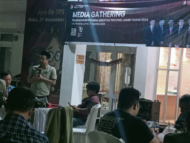 Ketua KPU Provinsi Jambi Iron Sahroni memberikan sambutan dalam acara media gathering di halaman kantor KPU Provinsi Jambi di kawasan Telanaipura, Kota Jambi.  