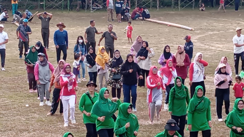 Masyarakat Sukamaju Antusias Senam Sehat Bersama Ibu-ibu Persit Kodim Jambi di Lokasi TMMD