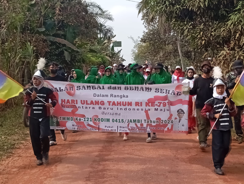 Ribuan masyarakat di Desa Suka Maju mengikuti jalan sehat berhadiah, dalam rangka HUT RI ke 79 dan program TMMD ke 121 Kodim 0415/Jambi, Minggu (18/8/2024).