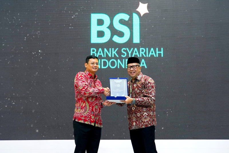 SEVP Digital Banking BSI Saud Parulian Saragih (kiri) saat merima penghargaan sebagai Bank Pendukung Gerakan Literasi Islam di Hall B JCC Senayan, Jakarta.