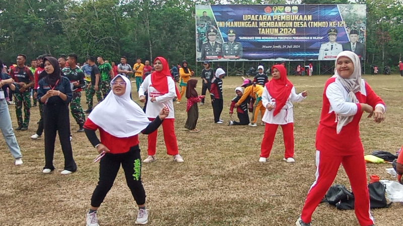 Satgas Bersama Pemdes, Gelar Jalan Santai dan Senam sehat di Lokasi TMMD 121 Kodim 0415/Jambi