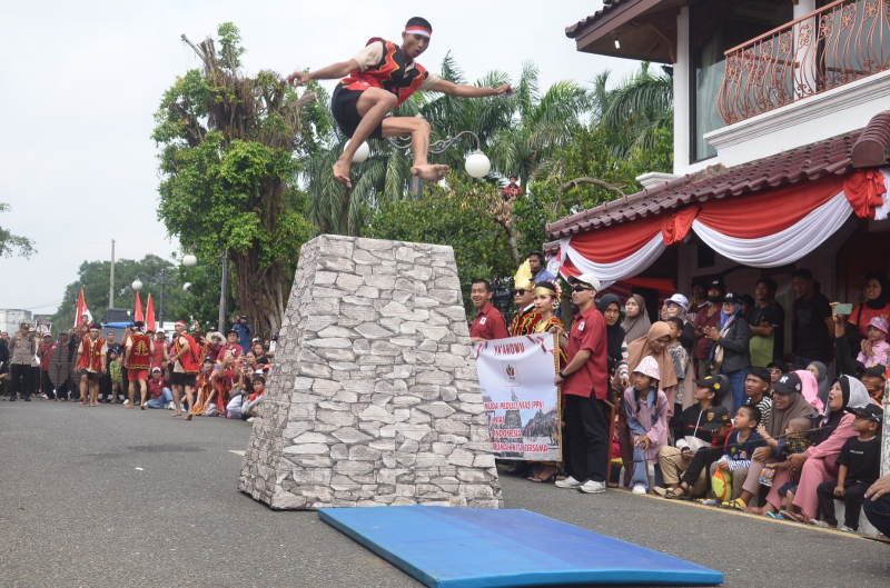 Aksi lompat batu yang ditampilkan komunitas pemuda Nias yang tinggal di Jambi (19/8) kemarin.